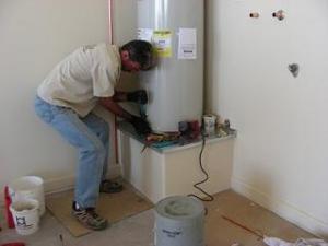 a professional Santa Clara water heater repair pro is installing a new heating unit